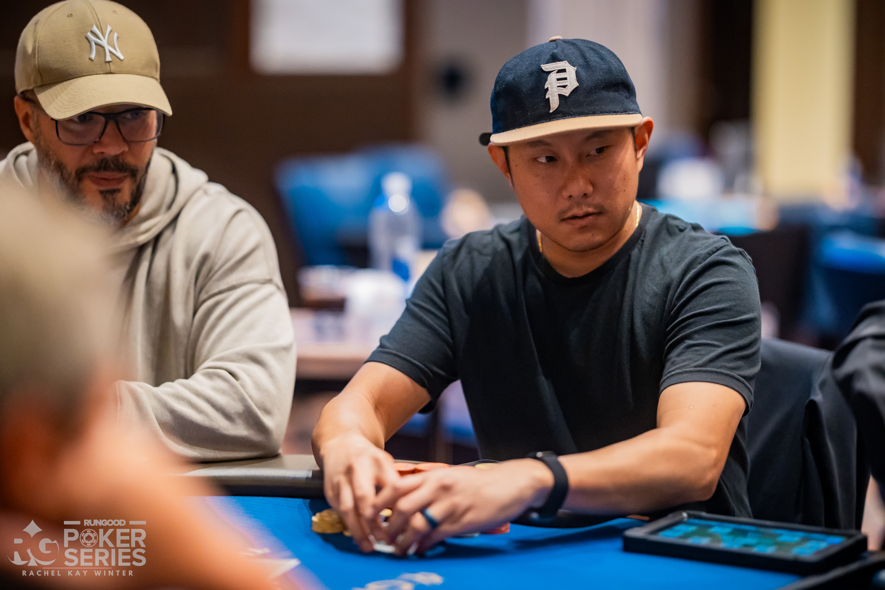 Xiong Thao 在 $400 PokerNews Cup 首日强势领跑，单日筹码占比近三成 - AG真人 - AG真人